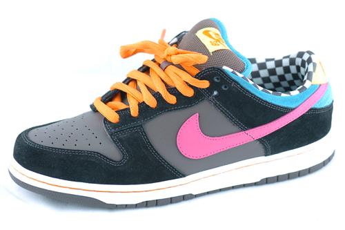 NIKE DUNK LOW PRO SB SHOE IN DARK CHARCOAL AND BRIGHT PINK