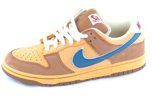 NIKE DUNK LOW PREMIUM SB SHOES IN GOLD AND REGATTA