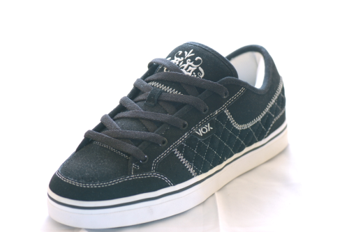 VOX EMAN SHOE IN BLACK AND WHITE