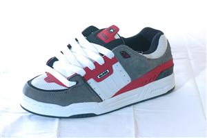 GLOBE FUSION SHOE IN CHARCOAL AND TRUE RED