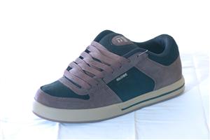 GLOBE MUMFORD ALTAR SHOE IN EARTH AND BLACK