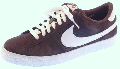 NIKE BLAZER LOW SB SHOE IN BOULDER AND WHITE