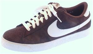 NIKE BLAZER LOW SB SHOE IN BOULDER AND WHITE