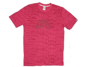 NIKE SB CROC-ON T-SHIRT IN CERISE