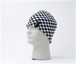 DISCRETE SEQUENTIAL BEANIE IN BLACK AND WHITE