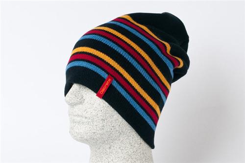 DISCRETE CLIQUE BEANIE IN BLACK