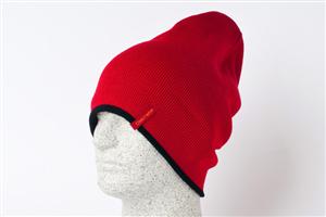 DISCRETE SKEW BEANIE IN RED AND BLACK