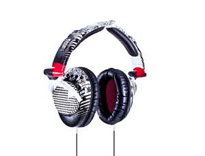 SKULLCANDY SKULLCRUSHERS HEADPHONES IN BLACK AND WHITE