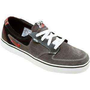 NIKE 6.0 BRAATA SHOE IN MIDNIGHT FOG, VARSITY RED, AND BLACK